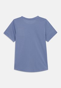 T-shirt z krótkim rękawem w miękkim niebieskim materiale. Okrągły dekolt, prosty krój i gładka faktura. Brak widocznych wzorów lub akcentów.