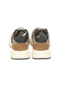 Braune und beige Sneakers mit Obermaterial aus Wildleder und Leder, gepolstertem Kragen, Ziehschlaufen und schwarzer Gummisohle, die eine Rückansicht zeigen.
