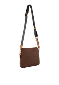Borsa messenger in suede marrone con una texture liscia, tracolla nera regolabile, accessori in tono oro e un design rettangolare semplice.