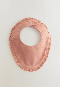 Roze ribbel katoen slabbetje met een volantsrand, met een ronde opening in het midden en drukknopsluiting aan één kant.