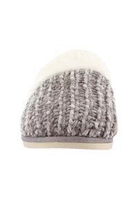Pantofole grigie a maglia con colletto bianco soffice, suola piatta e parte superiore testurizzata. Materiale morbido e colori a contrasto per un appeal visivo.
