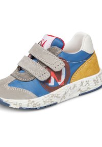 Bunter Sneaker aus blauem Canvas mit grauen Wildleder-Riemen, gelber Wildleder-Ferse und weißer Sohle, die handgezeichnete Details und Logo-Akzente aufweist.