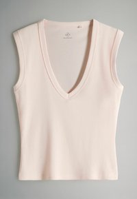 Top smanicato rosa chiaro con scollo a V profondo, texture a coste e cuciture piatte. Progettato per una silhouette aderente, senza parti metalliche visibili.