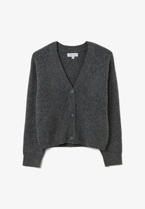 Cárdigan gris de punto con escote en V, textura acanalada y cinco botones en el frente. Silueta ligeramente corta y mangas largas.