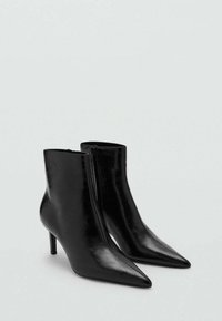 Bottines en cuir noir avec un bout pointu, un talon aiguille haut et une fermeture éclair sur le côté pour un enfilage facile. Texture lisse sur toute la surface.