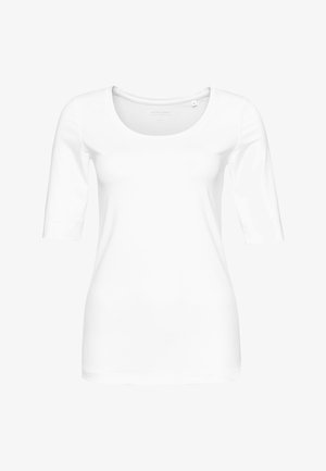 T-shirt blanc ajusté en coton doux, avec un col rond et des manches trois-quarts. Texture lisse, sans motifs ni accents visibles.