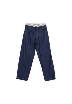 Pantalon en jean bleu foncé avec une ceinture blanche ornée de rayures rouges et noires, présenté à plat sans attaches ni ornements visibles.