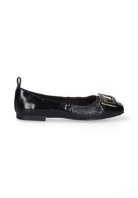 Zwarte leren balletschoen met een ronde neus, een metalen gespaccent en geplooide details aan de voorkant. Gladde, glanzende afwerking.