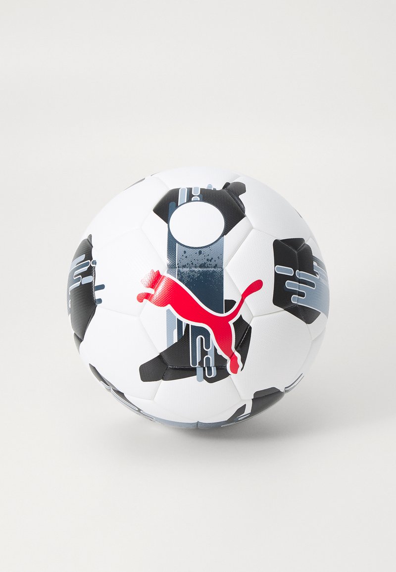 Puma-markierter Fußball, weiß mit schwarzen und grauen geometrischen Akzenten, ausgestattet mit einem auffälligen roten Logo und einer glatten, strukturierten Oberfläche.