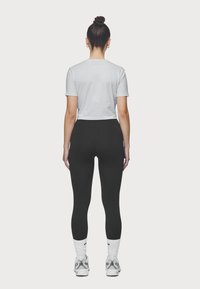 Pegador INES CROPPED BABY TEE - Osnovna majica kratkih rukava - washed sky grey