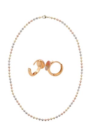 Háromszínű gyöngysor polírozott rózsaarany színű, láncos karikafülbevalókkal, fehér háttéren.