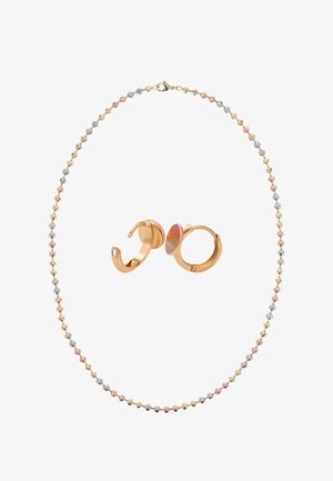 Háromszínű gyöngysor polírozott rózsaarany színű, láncos karikafülbevalókkal, fehér háttéren.