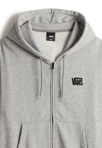 Grauer Kapuzenpullover aus weichem Stoff, mit einem Frontreißverschluss, zwei Taschen und einem schwarzen, auf der Brust aufgestickten Logo.