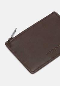 Brązowy skórzany portfel z zamkiem błyskawicznym, gładką fakturą i kontrastującym przeszyciem. Na przedniej stronie znajduje się wytłoczone logo marki.