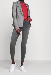 DRYKORN Vaqueros pitillo - grey