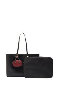 Czarna skórzana torba tote o miękkiej teksturze, z małym czerwonym akcentem skórzanym. Zawiera czarną, wyściełaną torbę na laptopa.