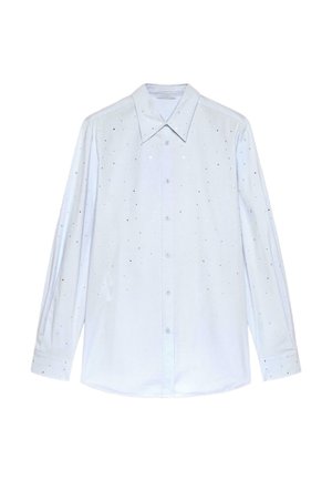 Wit overhemd met lange mouwen en knopen, met een puntige kraag, versierd met kleine verspreide glanzende studs over de stof.