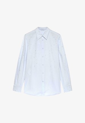 Wit overhemd met lange mouwen en knopen, met een puntige kraag, versierd met kleine verspreide glanzende studs over de stof.