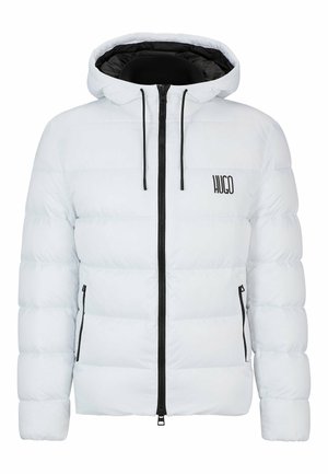 Doudoune blanche avec capuche, fermeture éclair noire et cordons, poches latérales zippées, et logo "HUGO" sur la poitrine.