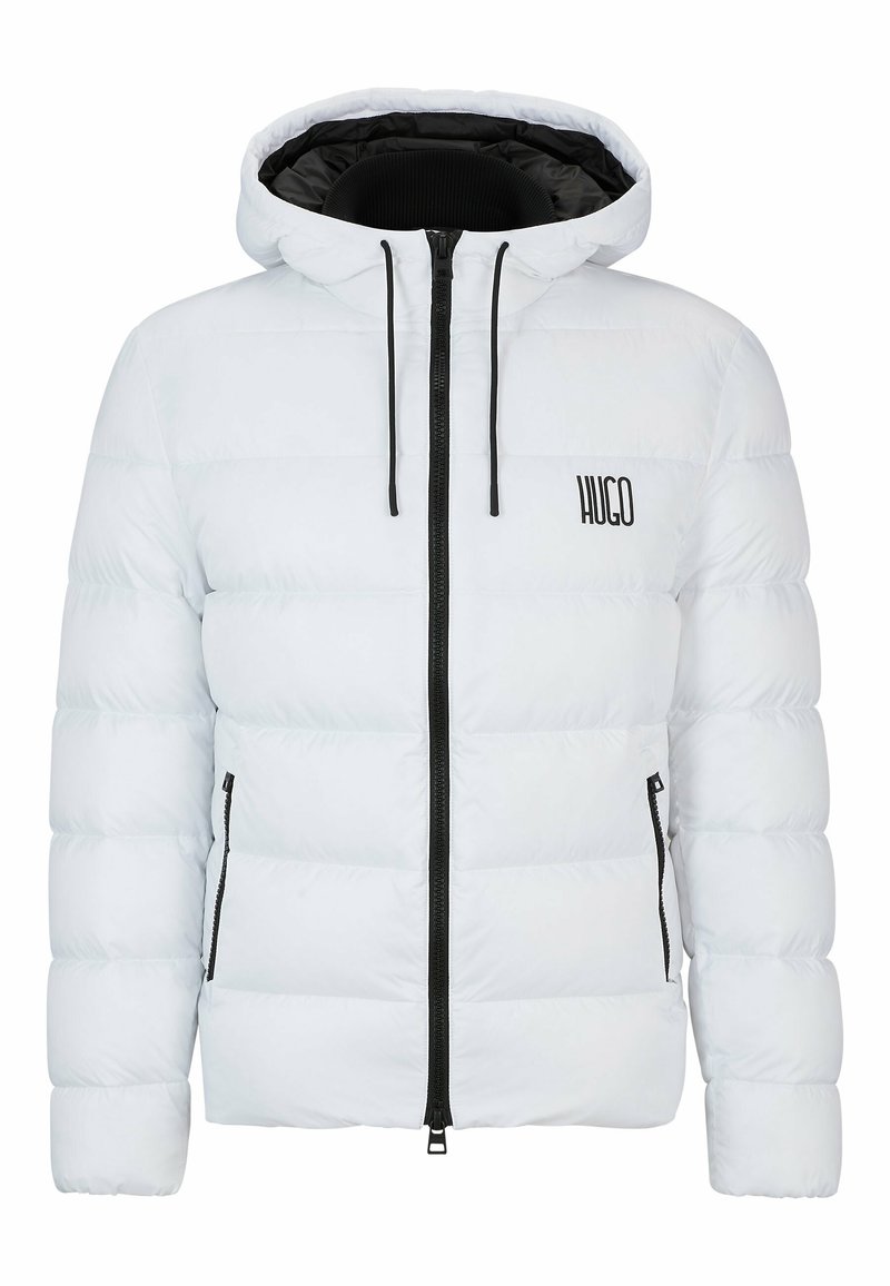 Doudoune blanche avec capuche, fermeture éclair noire et cordons, poches latérales zippées, et logo "HUGO" sur la poitrine.