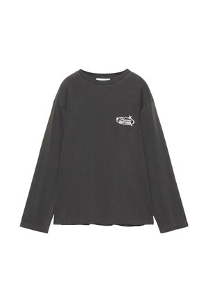 Mørkegrå langærmet skjorte med rund halsudskæring, med lille hvid tekst "Moving Beyond" og stjernedesign på venstre bryst.