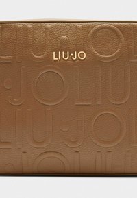 Borsa in pelle marrone con texture, caratterizzata da un motivo in rilievo e dal logo dorato "LIU·JO" sulla parte frontale. Forma compatta e rettangolare.