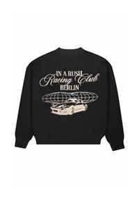 Czarny sweter z grafiką samochodu i globu oraz tekstem "IN A RUSH Racing Club BERLIN" w kremowym kolorze na plecach.