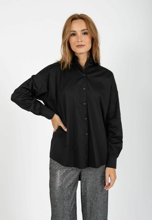 BOXY CLASSIC - Skjortebluser - black