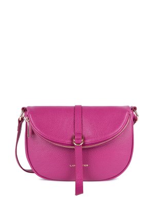 Borsa a tracolla in pelle magenta con forma curvata, patta superiore e dettagli in zip dorati. Presenta una tracolla rimovibile e una finitura testurizzata.