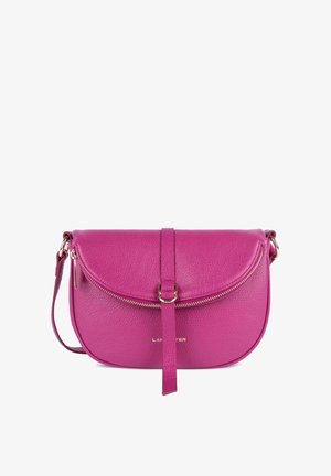 Magenta leren crossbody tas met een gebogen vorm, bovenflap en gouden ritsdetails. Beschikt over een afneembare schouderriem en een gestructureerde afwerking.