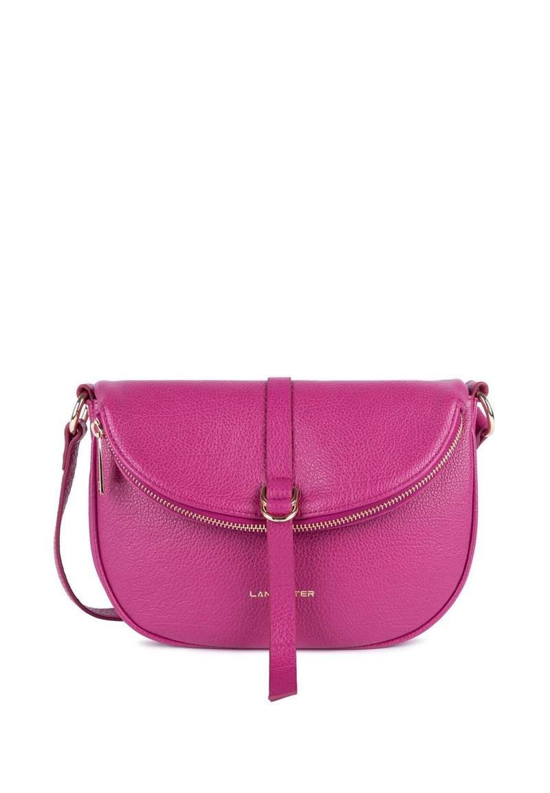 Borsa a tracolla in pelle magenta con forma curvata, patta superiore e dettagli in zip dorati. Presenta una tracolla rimovibile e una finitura testurizzata.