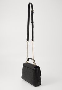 Borsa a mano in pelle nera con motivo stampato, accessori in oro, tracolla removibile e forma rettangolare strutturata.