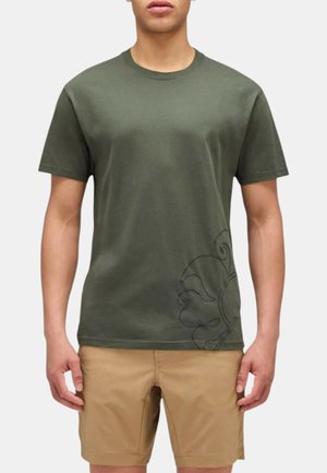 T-shirt di cotone verde oliva con collo a giro, maniche corte e un design decorativo nero a spirale sul lato sinistro inferiore. Linee semplici e pulite.