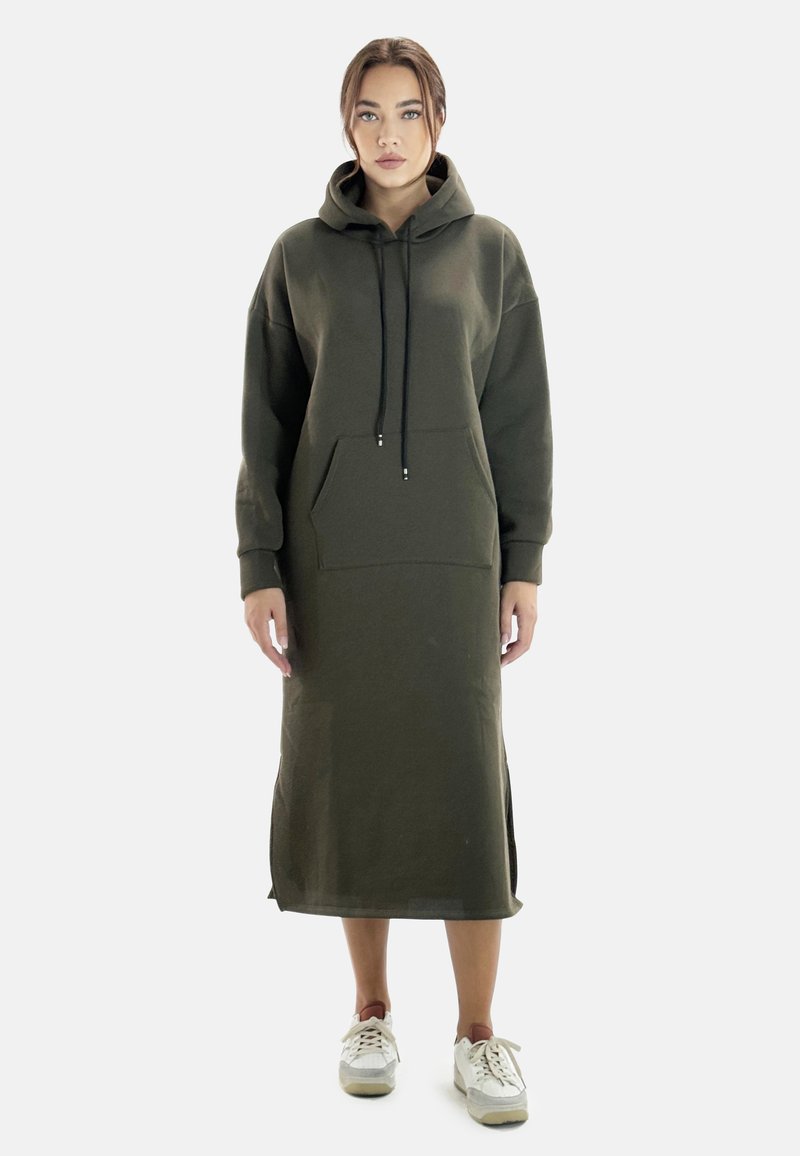 Vestido sudadera verde oliva hecho de tela suave, cuenta con un bolsillo canguro, capucha con cordón y aberturas laterales para facilitar el movimiento.