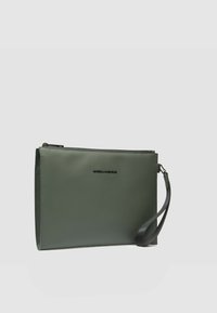 Groene, gladde synthetische clutch met ritssluiting, heeft een vlak rechthoekig ontwerp en een afneembare band. Het logo is geperst aan de voorkant.