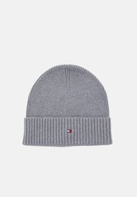 Gorro de punto gris con textura de canalé, con un puño doblado. Una pequeña etiqueta de logo en rojo, blanco y azul está cosida en la parte delantera.