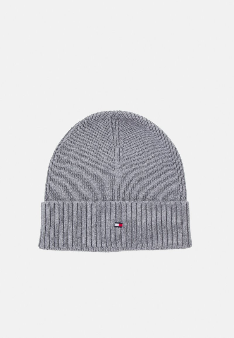 Gorro de punto gris con textura de canalé, con un puño doblado. Una pequeña etiqueta de logo en rojo, blanco y azul está cosida en la parte delantera.