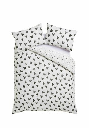 Weißes Bettwäscheset mit schwarz handgezeichneten Herzmustern auf dem Bettbezug und den Kissenbezügen, die obere Ecke des Bettbezugs ist umgefaltet, um das kleinere Herzdesign im Inneren zu zeigen.