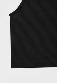 Top de tirantes negro con un escote redondeado y dobladillo terminado. La tela parece texturada y ajustada al cuerpo.