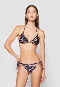 Svart bikini med ett abstrakt mönster i rosa och orange, med triangulär topp och justerbara sidoband. Slät textur och lätt tyg.