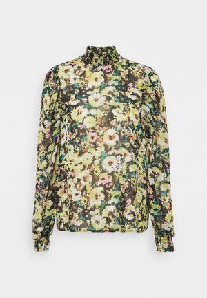 Blusa de manga larga con estampado floral, cuello alto con volantes, hombros abullonados y patrón multicolor en tonos verdes, amarillos, rosa y negro.