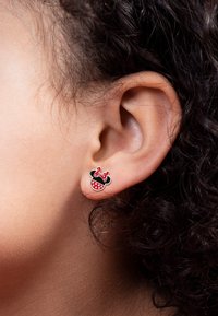 Orecchini in smalto rosso e nero a forma di testa di topo in stile cartone animato, con un fiocco a pois, dotati di orecchie circolari e una superficie testurizzata.