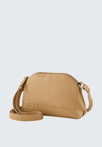 Tan synthetisch crossbody tas met een ritsluiting, voorzien van het gegraveerde "DENIM TOM TAILOR"-logo, een ronde vorm en een verstelbare band.