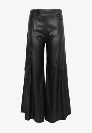 Zwarte wijde leren broek gemaakt van faux leather, met twee zijzakken, een soepele textuur en een losse pasvorm.