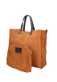 Bruine suede schoudertas met zwarte leren handvatten, inclusief een afneembare kleine ritszak met een logo label. Glad textuur, minimalistisch ontwerp.