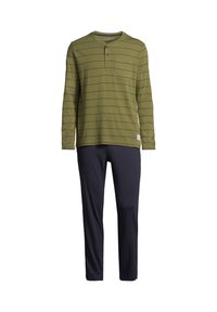 Vihreä pitkähihainen raidallinen henley-paita, jossa on rintatasku, yhdistettynä mustiin suoriin housuihin.