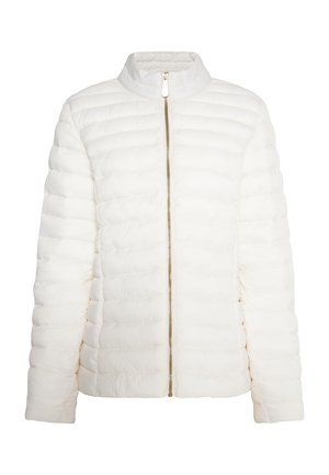 Witte pufferjacket met een hoge kraag, horizontaal gestikte ontwerp, gouden ritssluiting en een zachte textuur. Geen zichtbare patronen of accenten.
