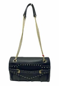 Borsa a mano in pelle nera con tracolla in catena dorata, dettagli borchiati e logo impresso. Presenta una chiusura a patta e una forma strutturata.