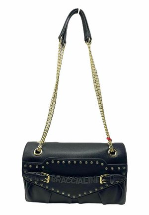 Borsa a mano in pelle nera con tracolla in catena dorata, dettagli borchiati e logo impresso. Presenta una chiusura a patta e una forma strutturata.
