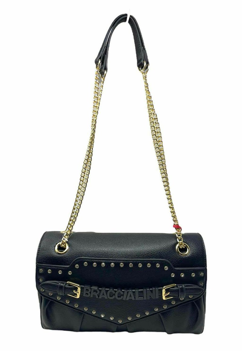 Borsa a mano in pelle nera con tracolla in catena dorata, dettagli borchiati e logo impresso. Presenta una chiusura a patta e una forma strutturata.